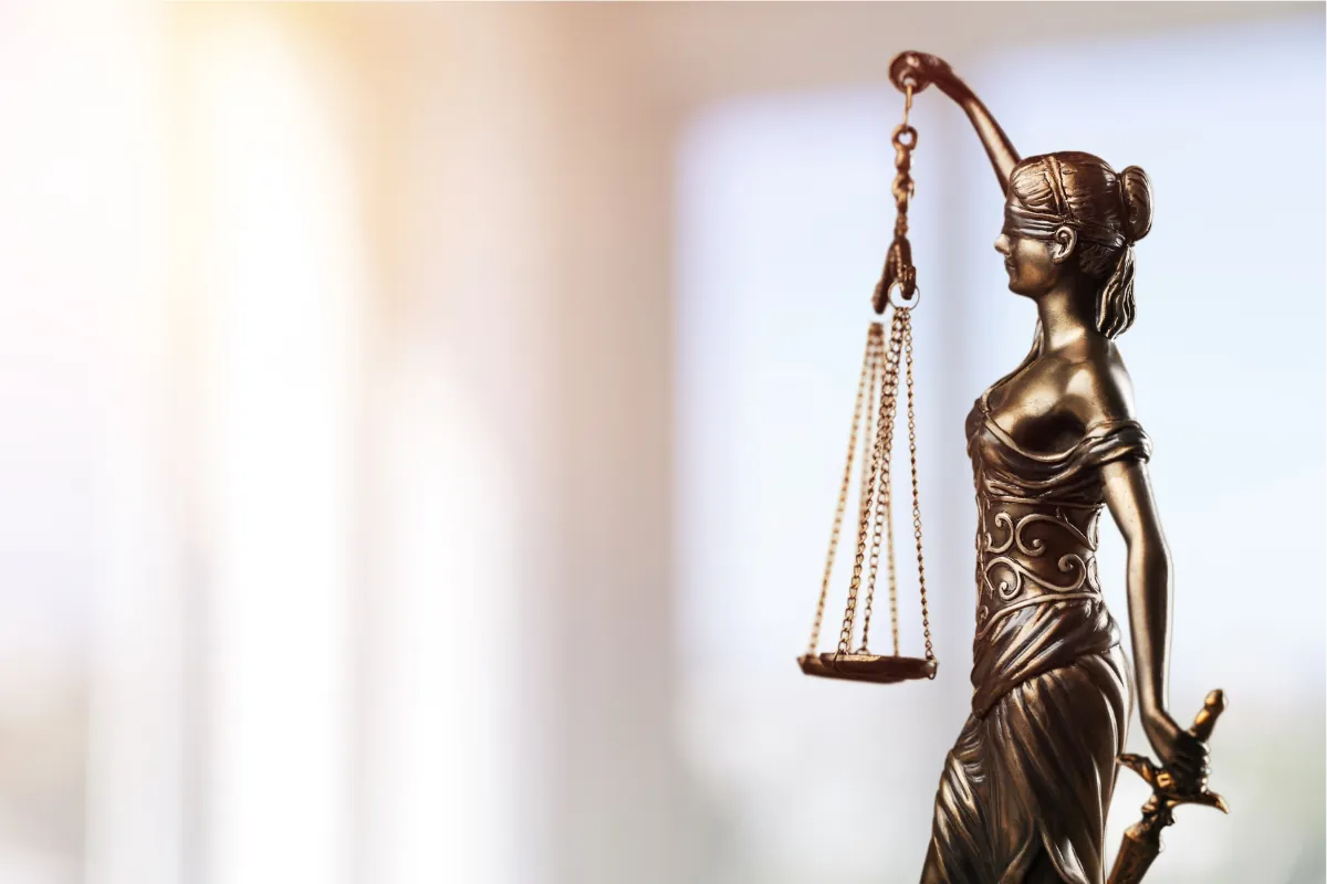 Estatua de la justicia con balanza en un despacho jurídico